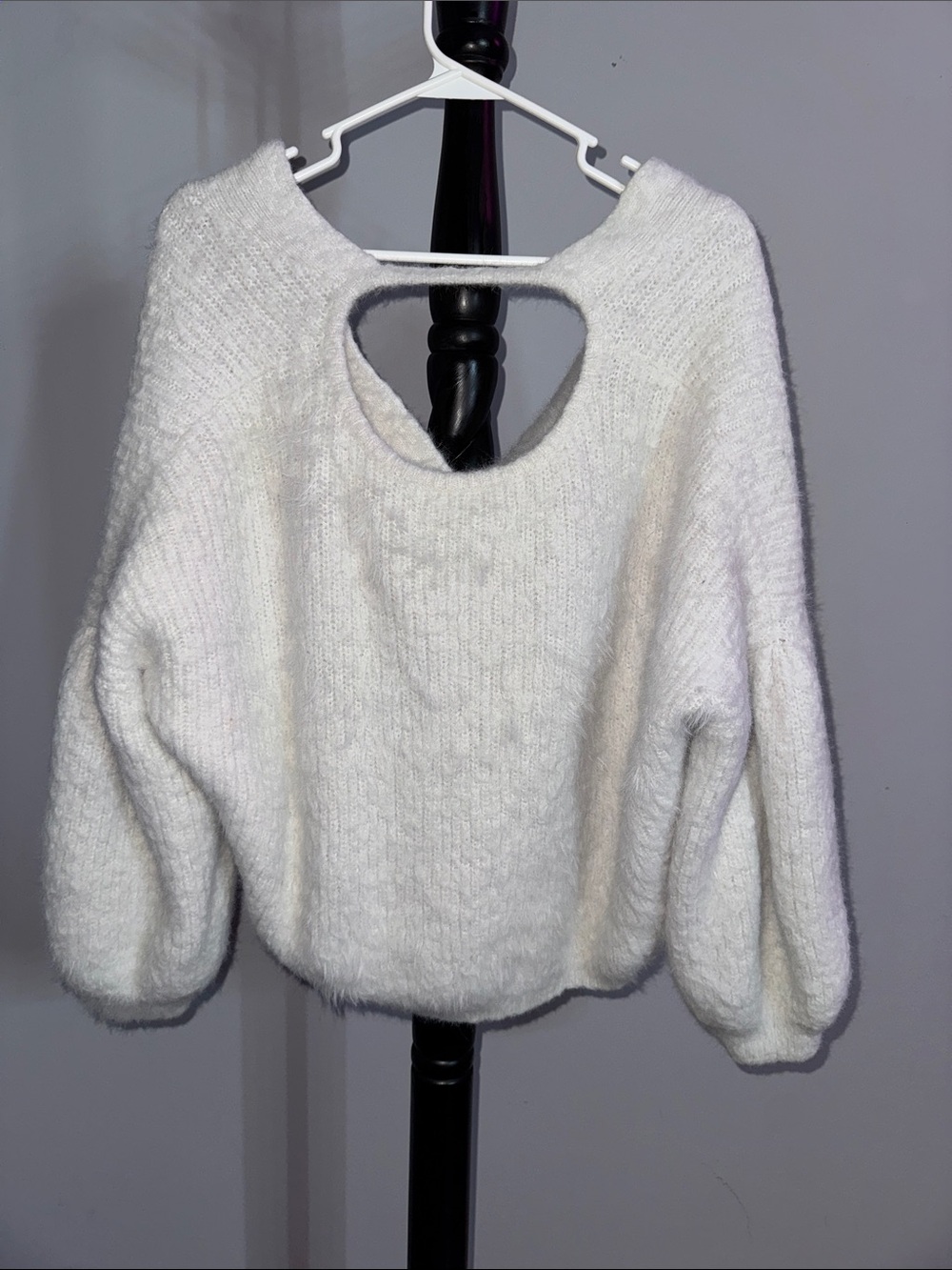 Cozy Open-Back White Women’s Sweater m.b2